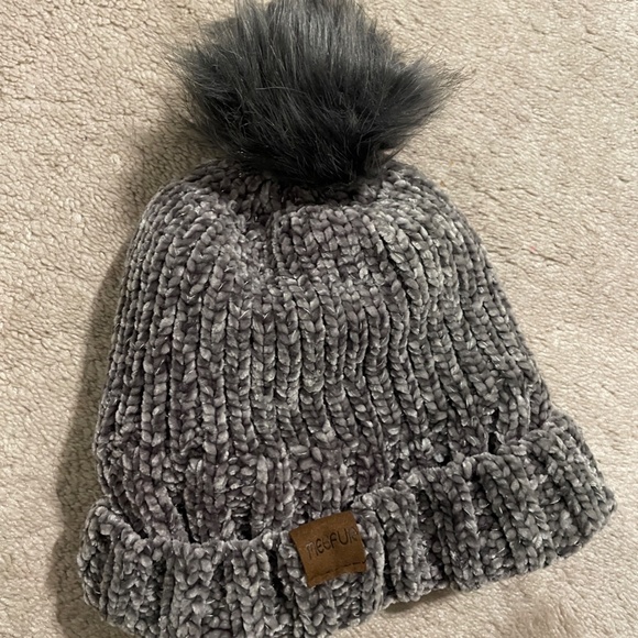 Spyder snow pants and hat - Picture 8 of 8